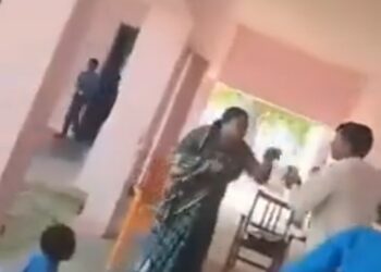 पढ़ाई के दौरान भिड़ गए शिक्षक और शिक्षिका मारपीट के दौरान छात्र बने रहे मूकदर्शक वायरल VIDEO