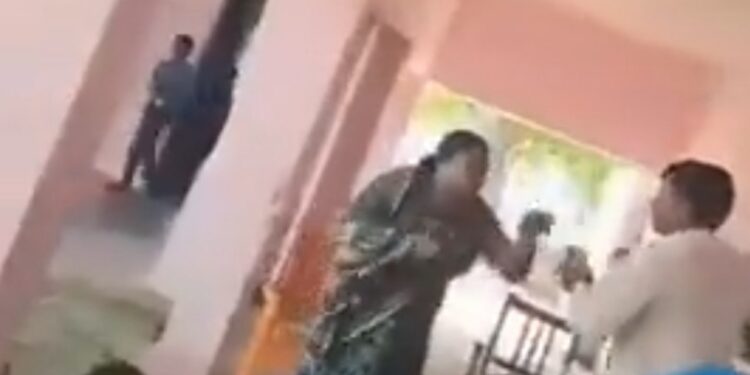 पढ़ाई के दौरान भिड़ गए शिक्षक और शिक्षिका मारपीट के दौरान छात्र बने रहे मूकदर्शक वायरल VIDEO