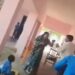 पढ़ाई के दौरान भिड़ गए शिक्षक और शिक्षिका मारपीट के दौरान छात्र बने रहे मूकदर्शक वायरल VIDEO
