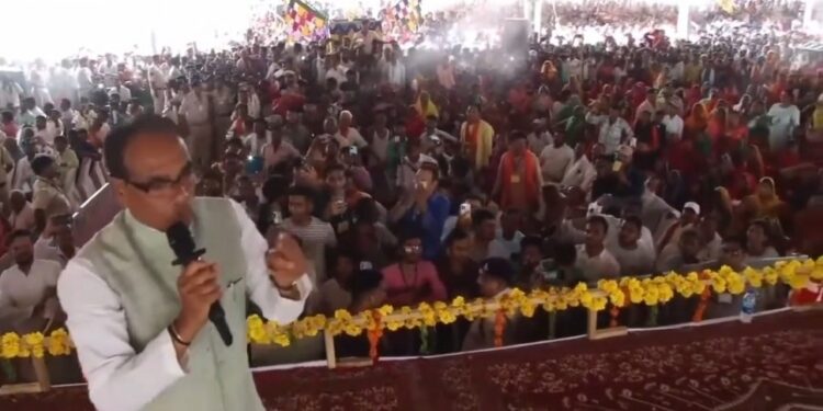 चरण पादुका योजना” के तहत बहनों को साड़ी, चप्पल, बैंक खाते में छाते के लिए ₹200 रुपये, भाइयों को जूते और पानी की कुप्पी प्रदान की जाएगी: CM