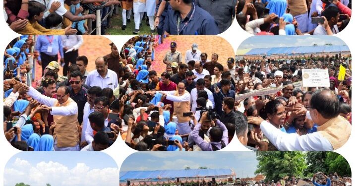 मुख्यमंत्री बड़गांव में हेलीपेड पर उतरते ही लाड़ली बहनों से मिलने पहुंचे मुख्यमंत्री श्री चौहान की 109 जल कलशों से हुई आत्मीय अगवानी  पुष्प वर्षा कर लाड़ली बहनों ने किया स्वागत