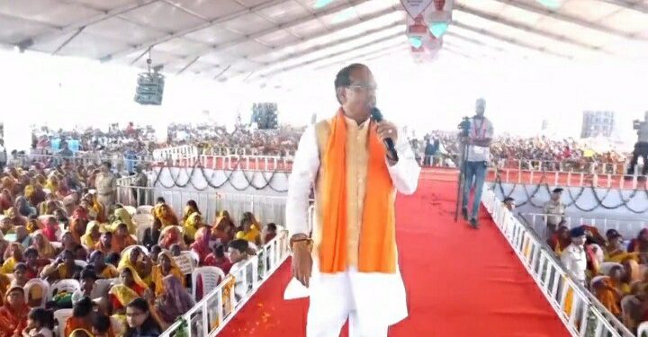 हम बुजुर्गों को रेल से तीर्थ-दर्शन करवाते थे। अब उन्हें हवाई जहाज से भी तीर्थ यात्रा करवा रहे हैं: CM