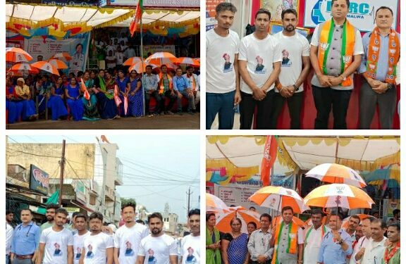 डॉ. विशाल सिंह बघेल ने आशा कार्यकर्ताओं पर पुष्प वर्षा कर छाते वितरित किए,युवाओं को बांटे टी-शर्ट