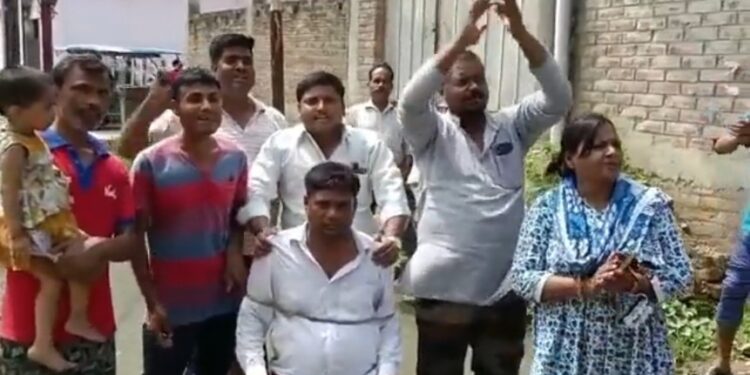 देखिए वायरल VIDEO पार्षद पति को स्थानीय लोगों ने बंधक बनाकर पानी के बीच में बैठाया. जल भराव और टूटी नाली, खस्ताहाल सड़क को लेकर