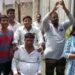 देखिए वायरल VIDEO पार्षद पति को स्थानीय लोगों ने बंधक बनाकर पानी के बीच में बैठाया. जल भराव और टूटी नाली, खस्ताहाल सड़क को लेकर