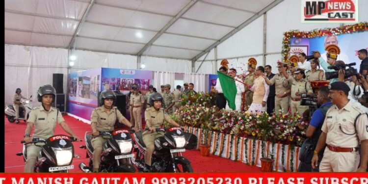 मुख्यमंत्री शिवराज सिंह चौहान ने महिला थानों में हेल्प डेस्क हेतु 250 नवीन दो  पहिया वाहनों को हरी झंडी दिखाकर रवाना किया VIDEO