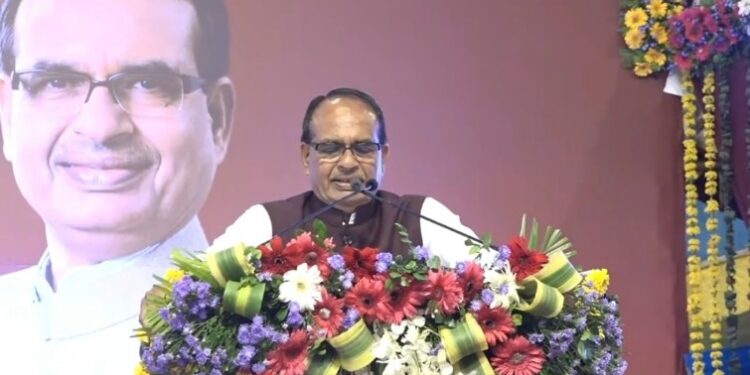 सभी पुलिस थानों में पदस्थ आरक्षक से उप निरीक्षक स्तर तक के ऐसे अधिकारी-कर्मचारियों को जिनके पास शासकीय वाहन नहीं हैं, उन्हें प्रतिमाह 15 लीटर पेट्रोल भत्ता दिया जाएगा।  पुलिसकर्मियों का पौष्टिक आहार भत्ता ₹1000 हजार प्रतिमाह किया जाएगा।  आरक्षक एवं प्रधान आरक्षक का वर्दी भत्ता प्रतिवर्ष ₹5 हजार किया जाएगा: CM