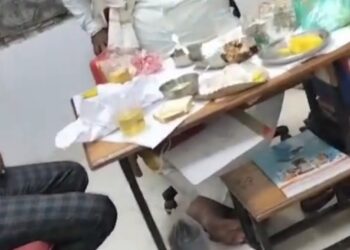 भोपाल में खाद्य व औषधि विभाग के कुछ कर्मचारी कार्यालय में बैठकर जाम छलकाते नजर आए वायरल वीडियों