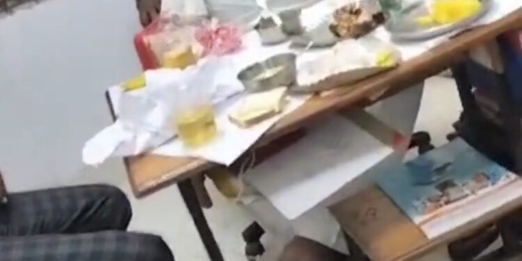 भोपाल में खाद्य व औषधि विभाग के कुछ कर्मचारी कार्यालय में बैठकर जाम छलकाते नजर आए वायरल वीडियों