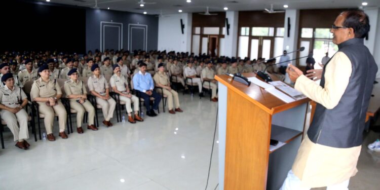 मर्यादा में बंधे पुलिस कर्मी मांग-पत्र भी नहीं देते, उनकी तकलीफें देखकर बढ़ाईं सुविधाएं : मुख्यमंत्री श्री चौहान