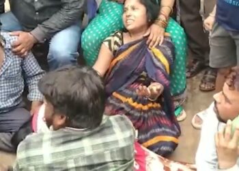 स्कूल जाते समय छेड़ता था युवक, परेशान नाबालिग लड़की ने लगाई  फांसी, परिजनों का आरोप शव रखकर किया चक्काजाम,