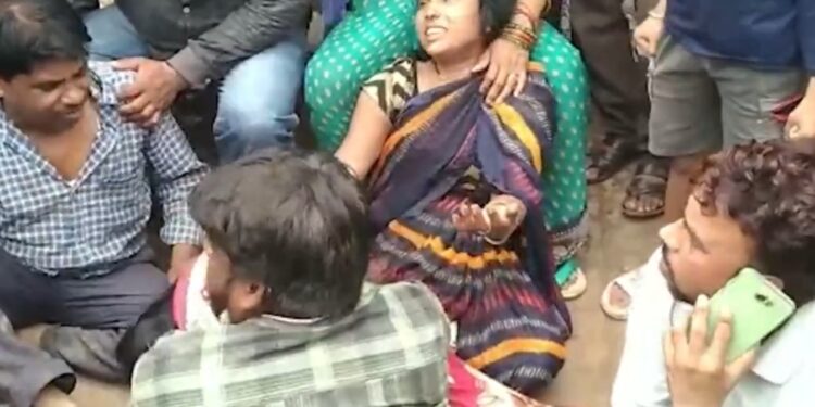 स्कूल जाते समय छेड़ता था युवक, परेशान नाबालिग लड़की ने लगाई  फांसी, परिजनों का आरोप शव रखकर किया चक्काजाम,