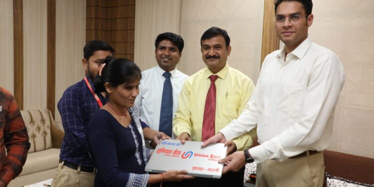 कलेक्टर अवि प्रसाद ने रजनी को उच्च शिक्षा हेतु उपलब्ध कराया लैपटाप