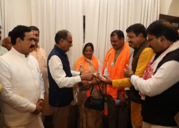कांग्रेस समर्थित देवास जिला पंचायत अध्यक्ष लीला अटारिया ने आज भोपाल में मुख्यमंत्री शिवराज सिंह की उपस्थिति में भाजपा की सदस्यता ग्रहण की