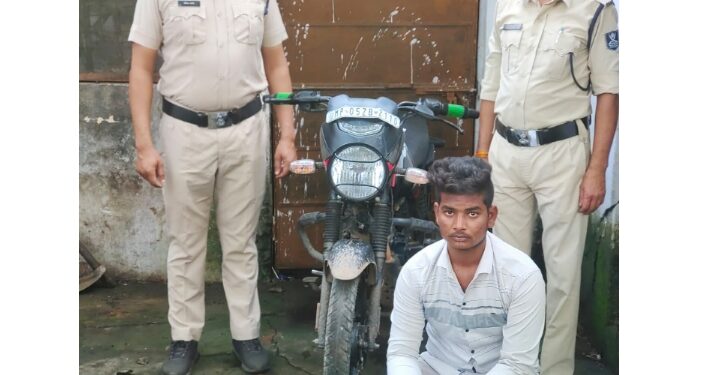 आबकारी उपनिरीक्षक सूयस फौजदार के नेतृत्व में आबकारी विभाग की टीम द्वारा शहर नर्मदापुरम एवं इटारसी शहर में अवैध शराब के विरुद्ध कार्यवाही करते हुए,₹105000/- अनुमानित कीमत की सामग्री जब्त की गई