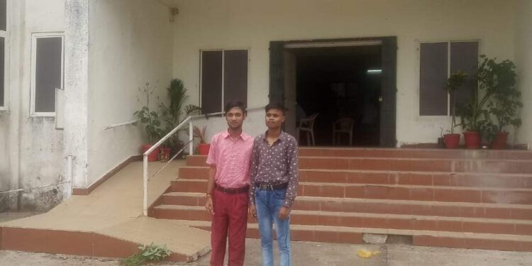 शारीरिक कमी नहीं आएगी किसी भी दिव्यांग बच्चे की शिक्षा में आड़े  जिले के तीन प्रतिभावान दिव्यांग विद्यार्थियों को कलेक्टर की पहल पर मिल रहा भोपाल और दिल्ली के विशेष विद्यालय में प्रवेश