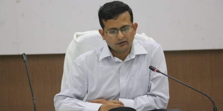 सीएम हेल्पलाइन की शिकायतों का संतुष्टिपूर्वक निराकरण कराएं कलेक्टर श्री नीरज कुमार सिंह ने अधिकारियों को दिए निर्देश