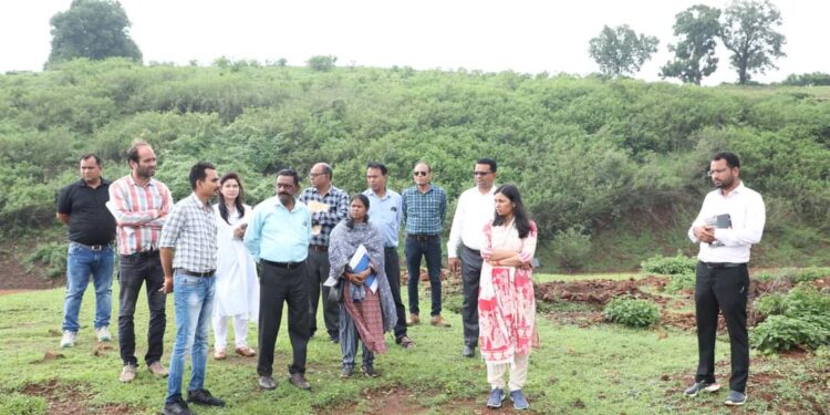 कलेक्टर श्रीमती पटले ने तामिया विकासखंड के विभिन्न ग्रामों में पहुंचकर विकास कार्यों का औचक निरीक्षण किया
