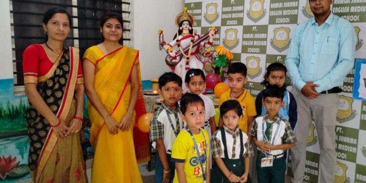 पं. रामलाल शर्मा सीबीएसई स्कूल के बच्चों ने की माँ सरस्वती की पूजा,लिया आशीर्वाद,शिक्षिक शिक्षिकाओं ने पुष्प वर्षा कर बच्चो का किया स्वागत ।