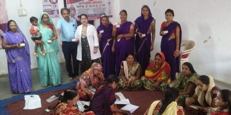 ग्राम पंचायत रायपुर में ग्रामसभा के आयोजन पर आयुष्मान कार्ड वितरित किये गए,स्वास्थ्य कार्यकर्ता अनामिका वर्मा द्वारा ग्रामीणों को सिकल सेल एनीमिया की जाँच कर लक्षण व उपचार सहित बचाव की विस्तृत जानकारी दी गई