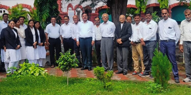 जिला न्यायालय परिसर में प्रधान जिला एवं सत्र न्यायाधीश सतीशचंद्र शर्मा एवं अन्य न्यायाधीशगण सहित जिला अधिवक्ता संघ के तत्वाधान में पौधरोपण कार्यक्रम हुआ