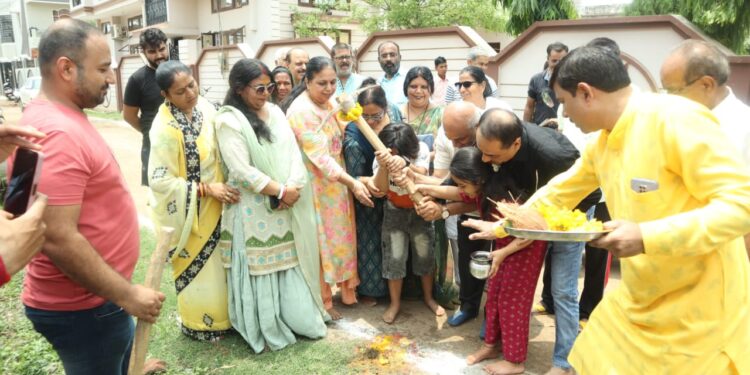 हेमूकालाणी वार्ड में बनेगी 22 लाख 48 हजार की लागत से सीसी रोड महापौर श्रीमती प्रीति संजीव सूरी ने वार्ड के वरिष्ठ नागरिक लक्ष्मीचंद डोडानी एवं तुलसी बजाज से करवाया भूमि पूजन