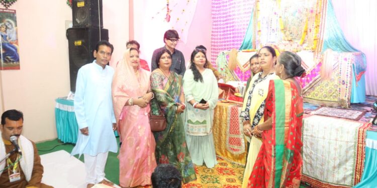 नगर निगम के जल प्रदाय में पदस्थ कर्मचारी के सेवानिवृत्त कार्यक्रम में आयोजित भजन संध्या में शामिल होकर महापौर श्रीमती प्रीति संजीव सूरी ने किया सम्मान*