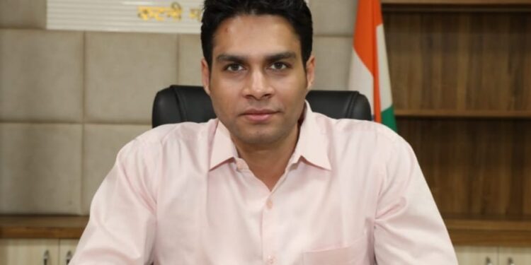 *जल्द ही ग्राम रूढ़मूढ़ के आदिवासी मोहल्ले में मिलेगी 3 फेस बिजली* *कलेक्टर के निर्देश पर आरडीएसएस योजना में शामिल किया गया कार्य, कछडारी की सड़क से मिट्टी हटवाकर आवागमन कराया गया सुगम*