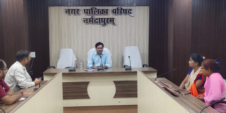 आयुष्मान कार्ड वितरण को लेकर सीएमओ श्री पांडे के नेतृत्व में समीक्षा बैठक संपन्न हुई