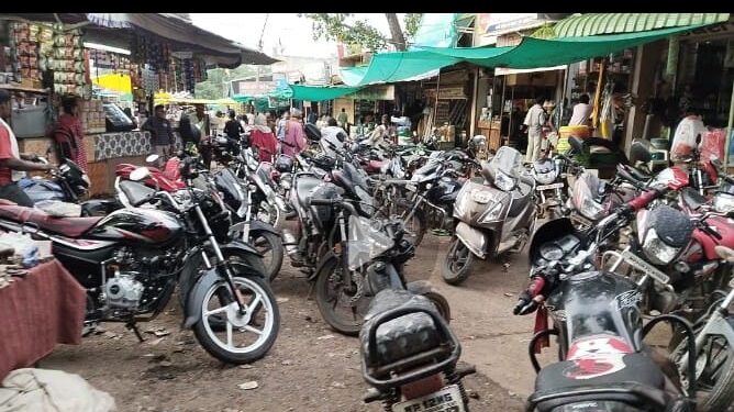 टिमरनी रहटगांव बाजार क्षेत्र में जगह जगह की जाती है गाड़ी पार्किंग