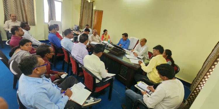 जिला शिक्षा समिति की बैठक में बनी बेहतर शिक्षा व्यवस्था की रूपरेखा* *समिति अध्यक्ष अशोक विश्वकर्मा ने की शिक्षा व्यवस्था की समीक्षा, कई महत्वपूर्ण बिंदुओं पर हुई चर्चा*