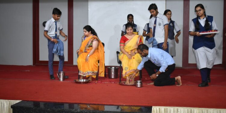 गुरु पूर्णिमा के अवसर पर वर्तमान पब्लिक स्कूल प्रिंसिपल सुश्री वर्षा मिश्रा ने गुरु का महत्व बताया