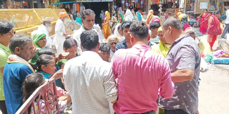 एक पहल संस्था ने किया गुरु पूर्णिमा पर प्रसादी वितरण