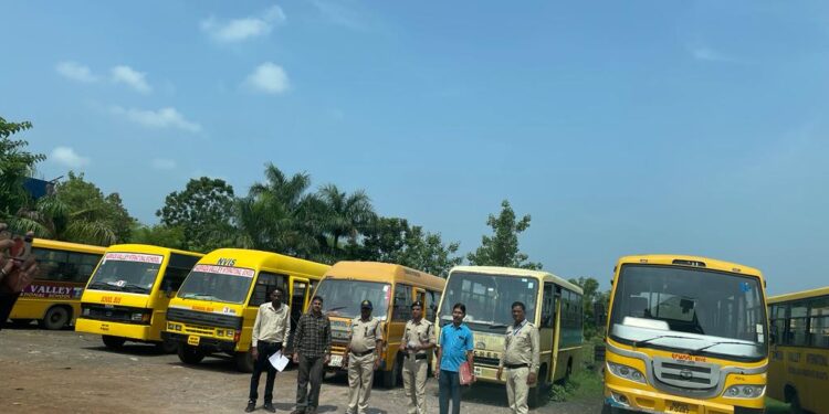 क्षेत्रीय परिवहन अधिकारी श्रीमती निशा चौहान के नेतृत्व में बसों का निरीक्षण करने स्कूल पहुंचा आरटीओ दल।
