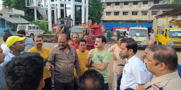 सफाई कर्मचारी हड़ताल पर नपा अध्यक्ष ने लगाई झाड़ू…!आपसी सहमति और आश्वासन के बाद काम पर लौटे सफाई कर्मचारी