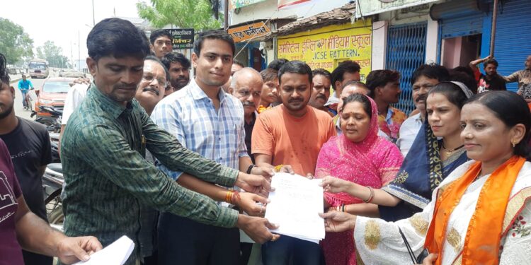 शराब दुकान नही हटी तो रहवासी करेंगे चक्काजाम, रहवासियों ने दी चेतावनी,धरना स्थल पर नायब तहसीलदार को शराब दुकान हटने के सबंध में सौपा ज्ञापन