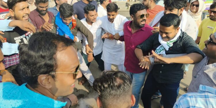 एनएसयूआई एवं युवा कांग्रेस ने किया सीएम का पुतला दहन