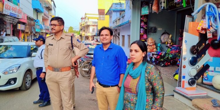 सिटी मजिस्ट्रेट संपदा सराफ के नेतृत्व में विभिन्न चौक चौराहे से अवैध होर्डिंग और अतिक्रमण हटाने की कारवाई की गई
