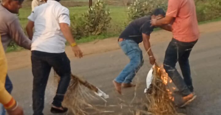 युवा कांग्रेस द्वारा सीधी की घटना को लेकर मुख्यमंत्री और भाजपा प्रदेशाध्यक्ष को आदिवासी समुदाय से माफी मांगने की मांग की और ग्रामीण युवा कांग्रेस ने मुख्यमंत्री का पुतला जलाया