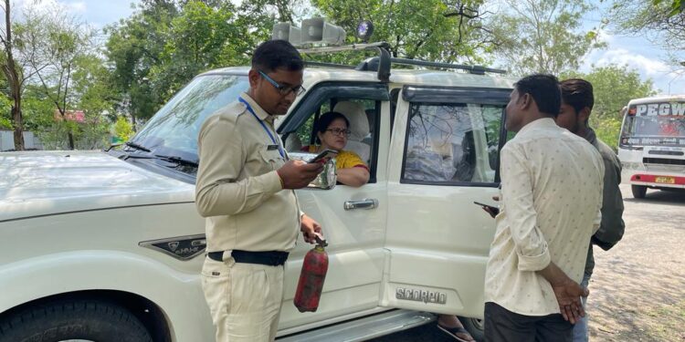 आरटीओ श्रीमती निशा चौहान नेतृत्व में स्कूल बसों समेत बिना स्टापेज सवारी भर रही बसों की जांच सहित किए जुर्माना