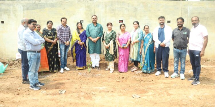 गौरव दिवस के अवसर पर उपकार्यालय माधवनगर में माननीय विधायक संदीप जायसवाल के साथ नगर महापौर प्रीति संजीव सूरी सम्मानीय निगम अध्यक्ष मनीष पाठक जी आयुक्त सत्येंद्र सिंह धाकरे सहित पार्षदों की उपस्थिति में किया वृक्षारोपण*