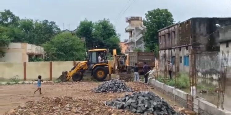 नगरपालिका अध्यक्ष पंकज चौरे ने वीर सावरकर मैदान का निरीक्षण कर बरसात के पानी निकासी के लिए नाली खनन कराई