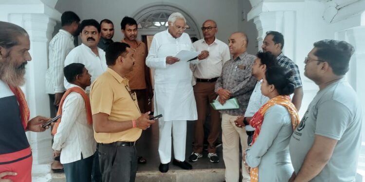 स्वच्छ भारत मिशन (ग्रामीण) के अमले ने अपने मानदेय वृद्धि में आ रही समस्यामओं से विधायक डॉ. शर्मा को अवगत कराया