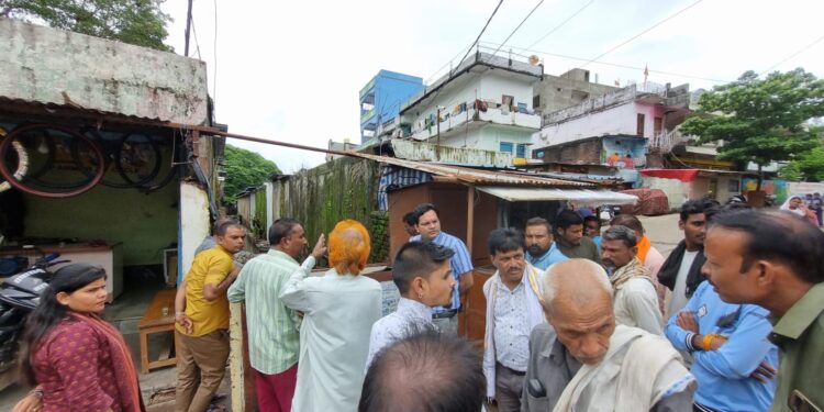 शहर में बारिश के चलते जलभराव और जल निकासी की समस्या को लेकर बारिश पूर्व सफाई अभियान पर उठे सवाल?विधायक प्रतिनिधि महेंद्र यादव और सीएमओ नवनीत पाण्डे ने शहर व बाजार क्षेत्र की देखी समस्या,दिए सुधार के निर्देश..