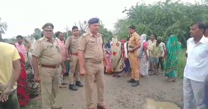 b.a. का पेपर देकर घर आ रही छात्रा को घर से 200 मीटर दूरी पर गला दबाकर की गई हत्या