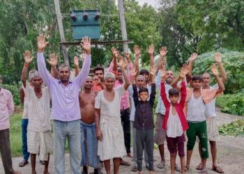 24 घंटे से गुंदारा गांव मैं फुका ट्रांसफार्मर अंधेरे में डूबा गांवग्रामीणों ने किया विरोध प्रदर्शन जल्द से जल्द ट्रांसफार्मर रखवाने की की मांग