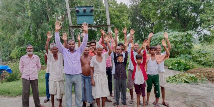 24 घंटे से गुंदारा गांव मैं फुका ट्रांसफार्मर अंधेरे में डूबा गांवग्रामीणों ने किया विरोध प्रदर्शन जल्द से जल्द ट्रांसफार्मर रखवाने की की मांग