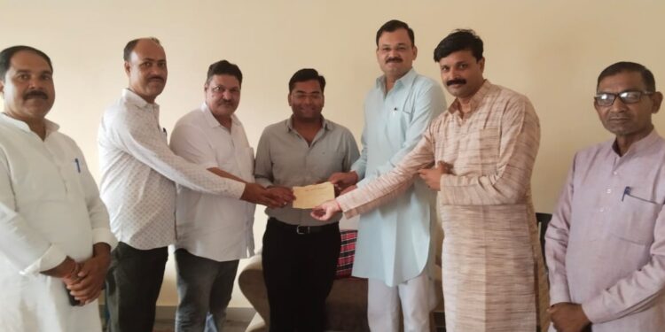 सेवा भारती के जिला अध्यक्ष सतीश अग्रवाल को इटारसी शहर के युवा उद्योगपति व साईं कृष्णा रिसोर्ट के संचालक सत्यम अग्रवाल द्वारा एक कन्या के वार्षिक खर्च हेतु ₹25000 का चेक सौंपा गया