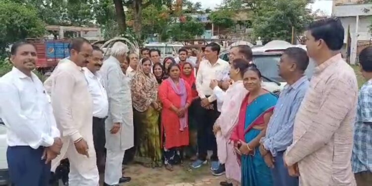 विधायक डॉ.शर्मा ने अधिकारियों के साथ किया स्थल निरीक्षण, गार्डन संचालक के साथ बनी सहमति,वार्ड 01और 02 के नागरिक अब त्रिशला नंदन गार्डन के साइड से सीधे हाइवे पर निकल पाएंगे,नपा नाले के ऊपर से बनाकर देगी रास्ता….