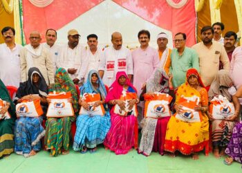 टीकमगढ़ केन्द्रीय मंत्री डा. वीरेन्द्र कुमार ने बारिश में भी अंतिम पड़ाव पर पहुंचकर किया खाद्यान वितरण प्रधानमंत्री गरीब कल्याण अन्न योजना के तहत लाभार्थियों को किया निःशुल्क खाद्यान वितरण